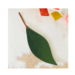 《受注制作》 栃木レザー　南天の葉のブックマーカー 1枚目の画像