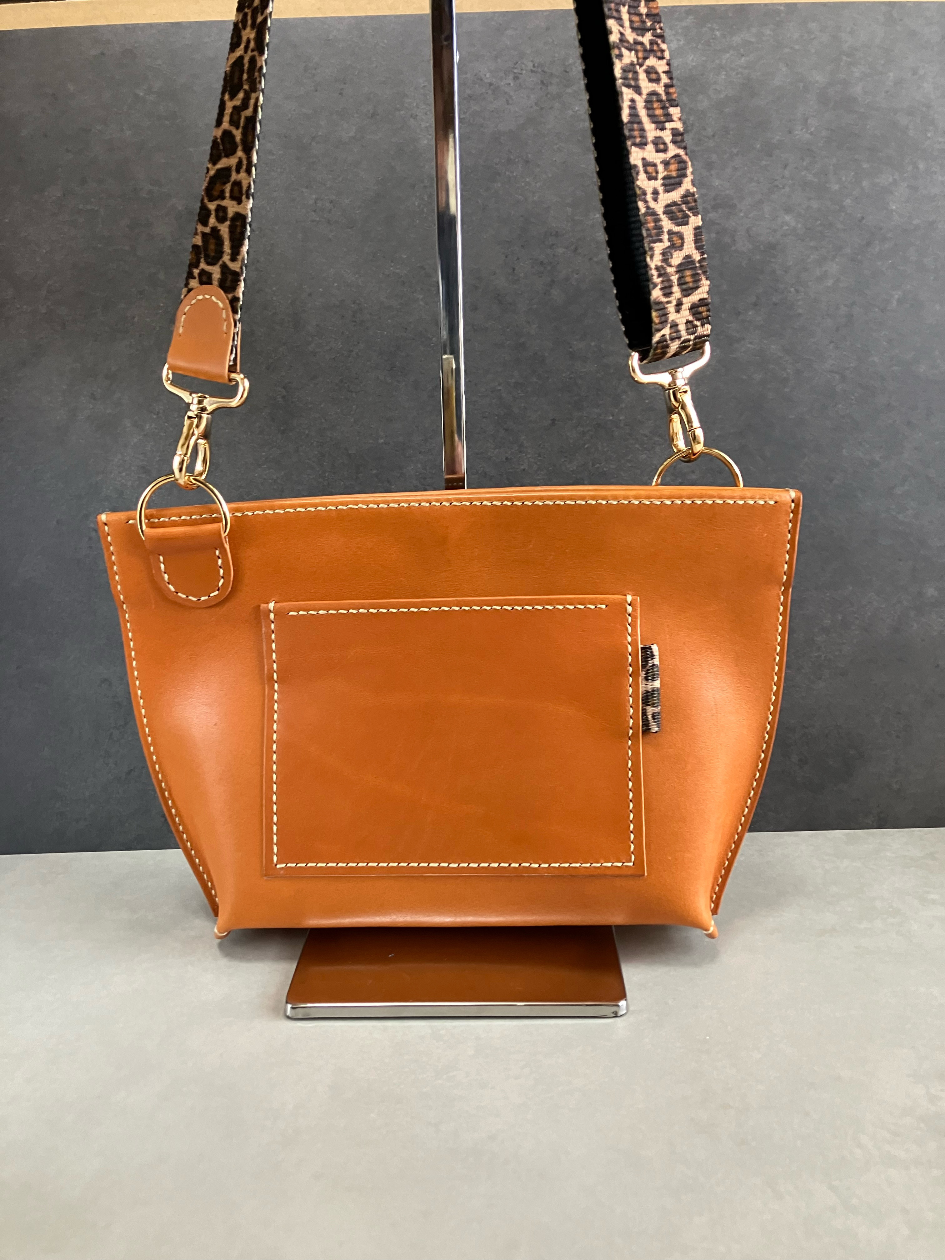 ヒョウ柄ショルダーベルトのサコッシュ（キャメル）