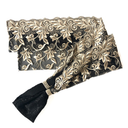 帯枕も使える帯揚げ付き三重紐　チュールレースが美しい　黒地にシャンパンゴールド植物柄 1枚目の画像