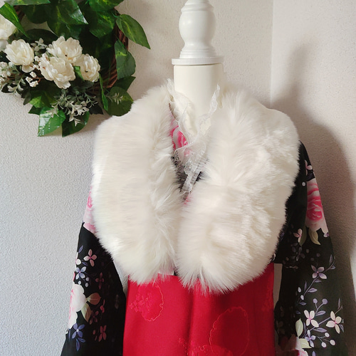 ★ＣＣノベルティファーマフラー ★ FURLA 【WEB限定】 ベルト付きフェイクファーマフラー アーチロゴ