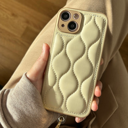 ✳︎iPhone15シリーズ対応✳︎　quilting スマホショルダー　【beige/brown】【k】 3枚目の画像