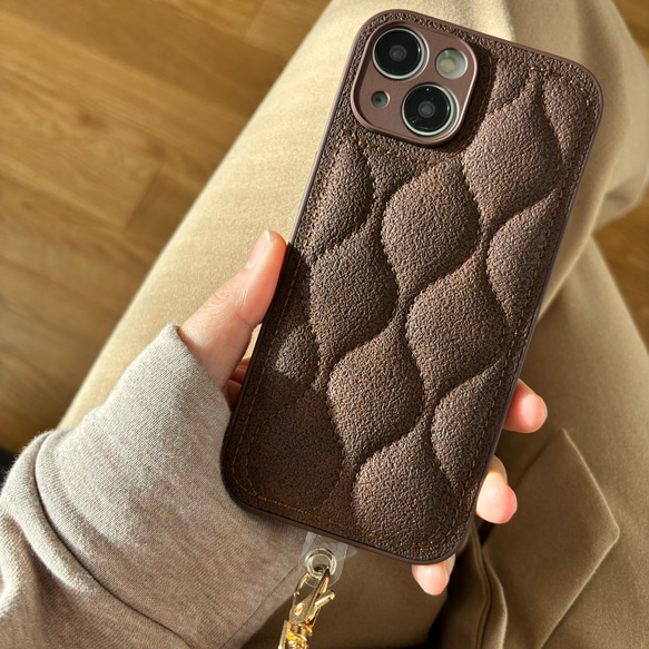 ✳︎iPhone15シリーズ対応✳︎　quilting スマホショルダー　【beige/brown】【k】 4枚目の画像