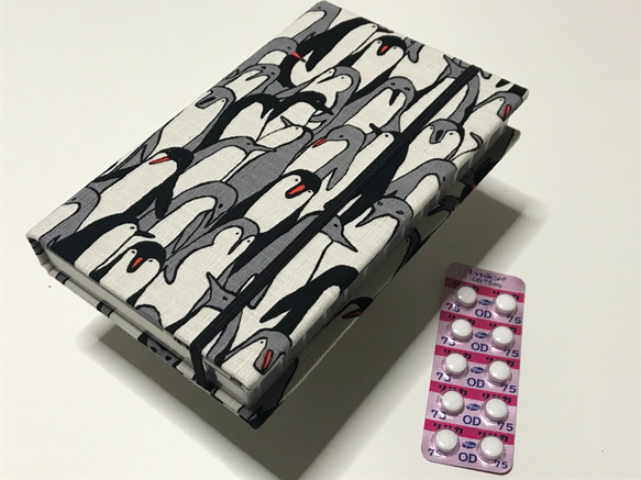 ブック型お薬ケース／7日分の薬をコンパクトにお洒落に携帯