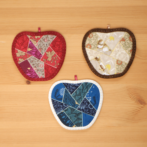 りんごのコースター（3枚組） ～サルトリーヌ家の三姉妹～ 1枚目の画像
