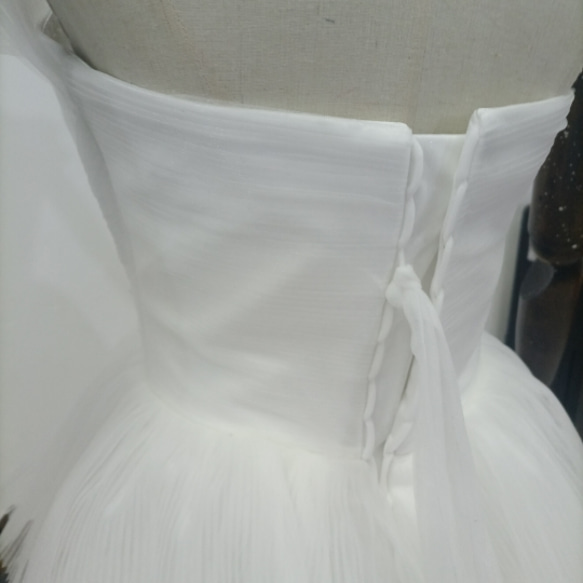 華やか ウエディングドレス 胸元フリル 可愛い 柔らかく重ねたチュールスカ 花嫁/前撮り 8枚目の画像