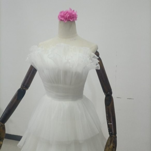 華やか ウエディングドレス 胸元フリル 可愛い 柔らかく重ねたチュールスカ 花嫁/前撮り 5枚目の画像