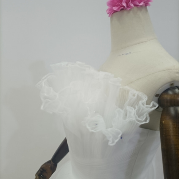 華やか ウエディングドレス 胸元フリル 可愛い 柔らかく重ねたチュールスカ 花嫁/前撮り 10枚目の画像