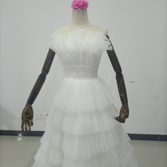 華やか ウエディングドレス 胸元フリル 可愛い 柔らかく重ねたチュールスカ 花嫁/前撮り 2枚目の画像