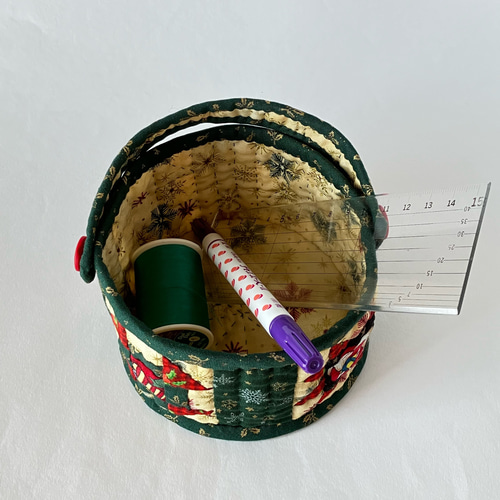 パッチワークキルトの小物入れ(クリスマス) その他インテリア雑貨