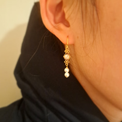 經典 4 毫米貝殼珍珠鉤狀耳環 第5張的照片