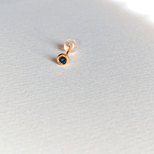 ベキリーブルーガーネット　k18 ピアス【鑑別書付き】 K18/Pt ベキリーブルー ガーネット 軟骨ピアス・ボディピアス