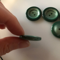 アンティーク ボタン 5個　ビンテージ 昭和 レトロ 個性的 ハンドメイド素材 日本製 ポップ アクセ 緑　グリーン 4枚目の画像