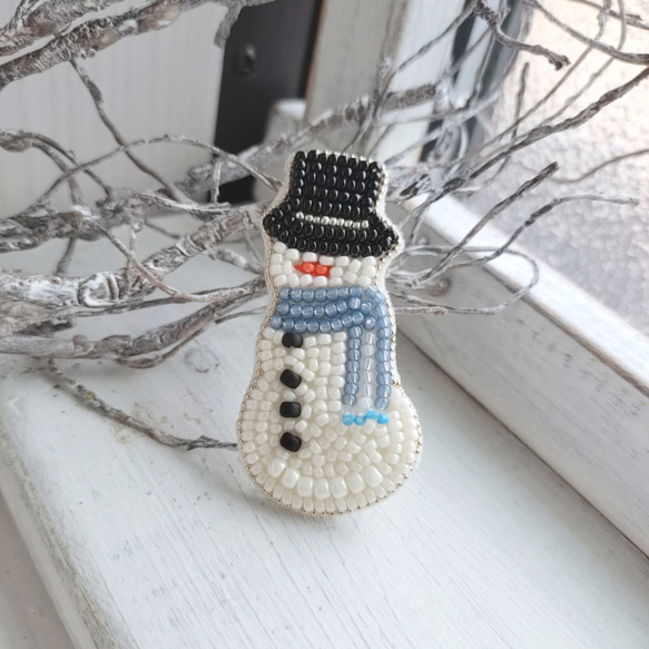 青いマフラーの雪だるま*ビーズ刺繍ブローチ 2枚目の画像