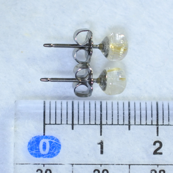 (1 件) 金色金紅石石英耳環（5 毫米，鈦柱） 第5張的照片