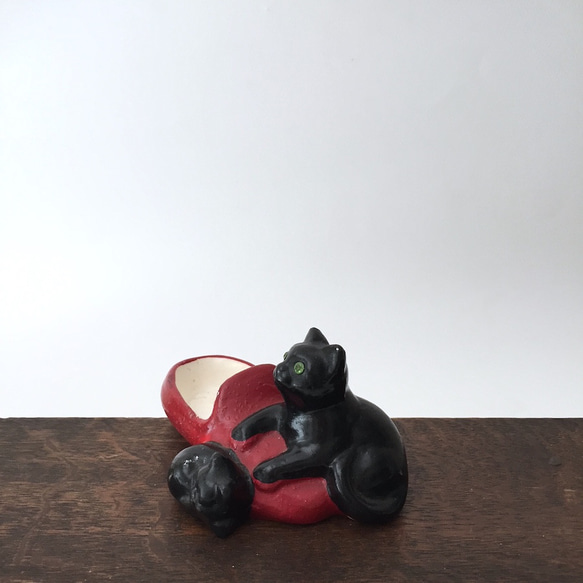 new  black cat figure / アンティークブラックキャット 猫おきもの 黒猫と赤い靴　ジュエリーケー 2枚目の画像