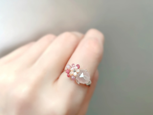 ピンクの天然石のワイヤーリング