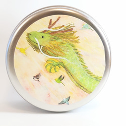 かわいい♪小鳥たちの小物入れ/缶ケースMサイズ『インコたちと昇り龍』 セキセイインコ 4枚目の画像