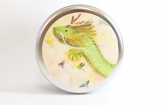 かわいい♪小鳥たちの小物入れ/缶ケースMサイズ『インコたちと昇り龍』 セキセイインコ 4枚目の画像