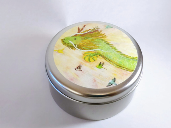 かわいい♪小鳥たちの小物入れ/缶ケースMサイズ『インコたちと昇り龍』 セキセイインコ 3枚目の画像