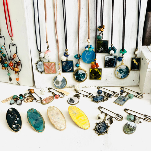 ミナペルホネンのレジンペンダント ネックレス・ペンダント Kちゃん