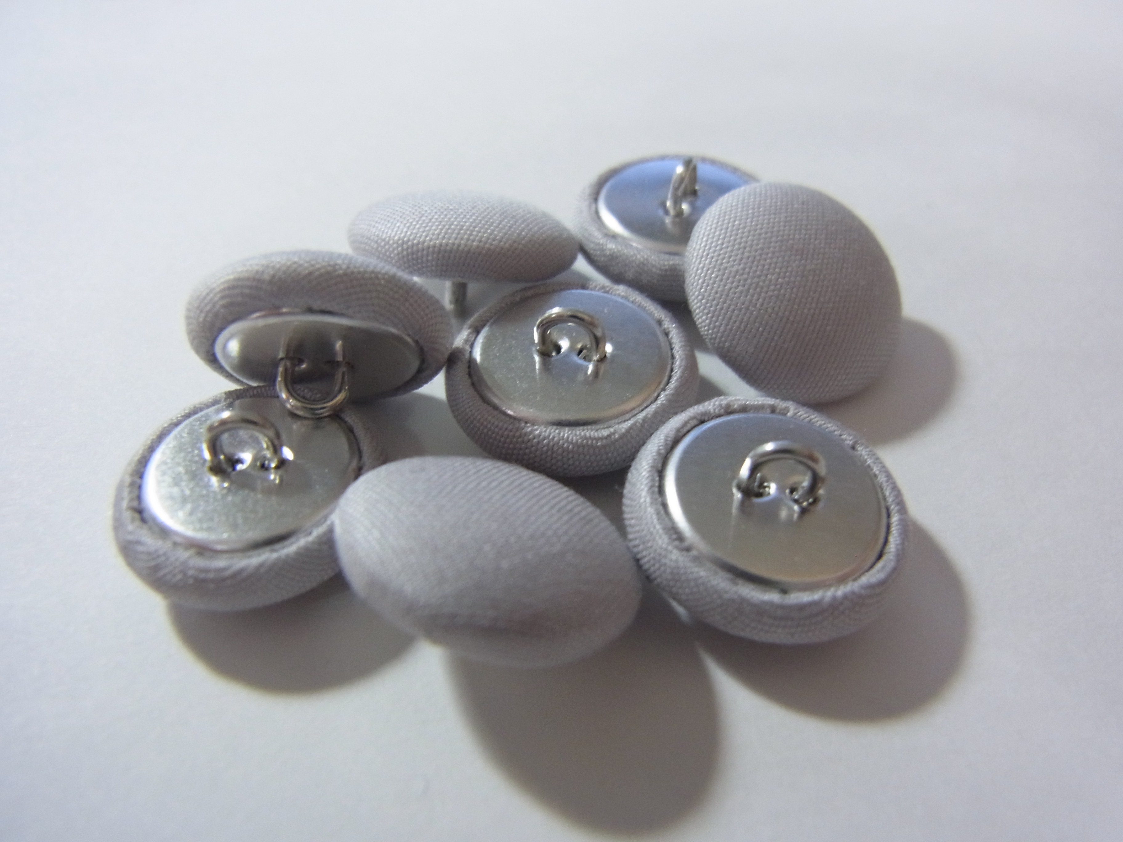 くるみボタンです。 在庫限り！ Z-7 平クルミボタン 布帛系薄グレー 約14mm 8個ｾｯﾄ ボタン
