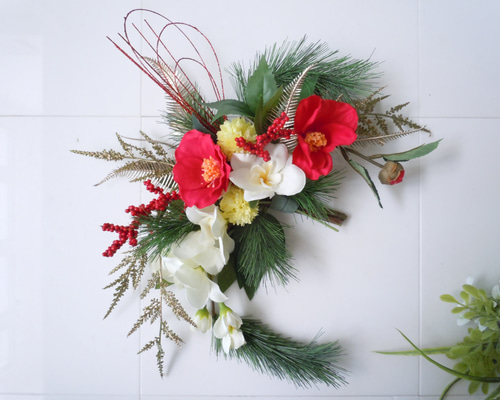 ◇華やか＊お正月リース＊クレッセントリース◇椿＆松の和風アレンジ