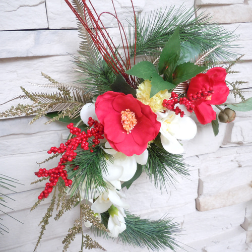 ◇華やか＊お正月リース＊クレッセントリース◇椿＆松の和風アレンジ