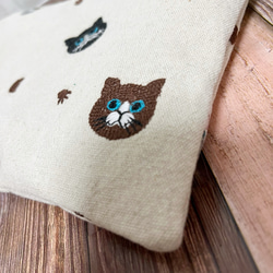 L字ファスナー型ポーチ  刺繍　猫　ホワイト　通帳ケース　お薬手帳入れ 4枚目の画像