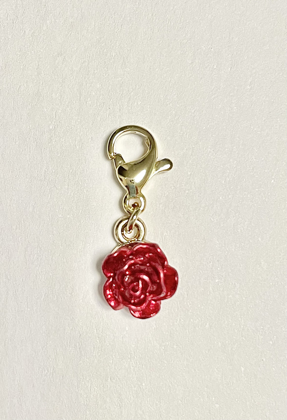メタリックの赤いバラのチャーム 1枚目の画像