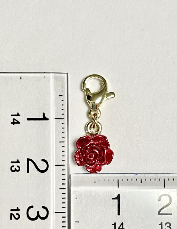 メタリックの赤いバラのチャーム 3枚目の画像