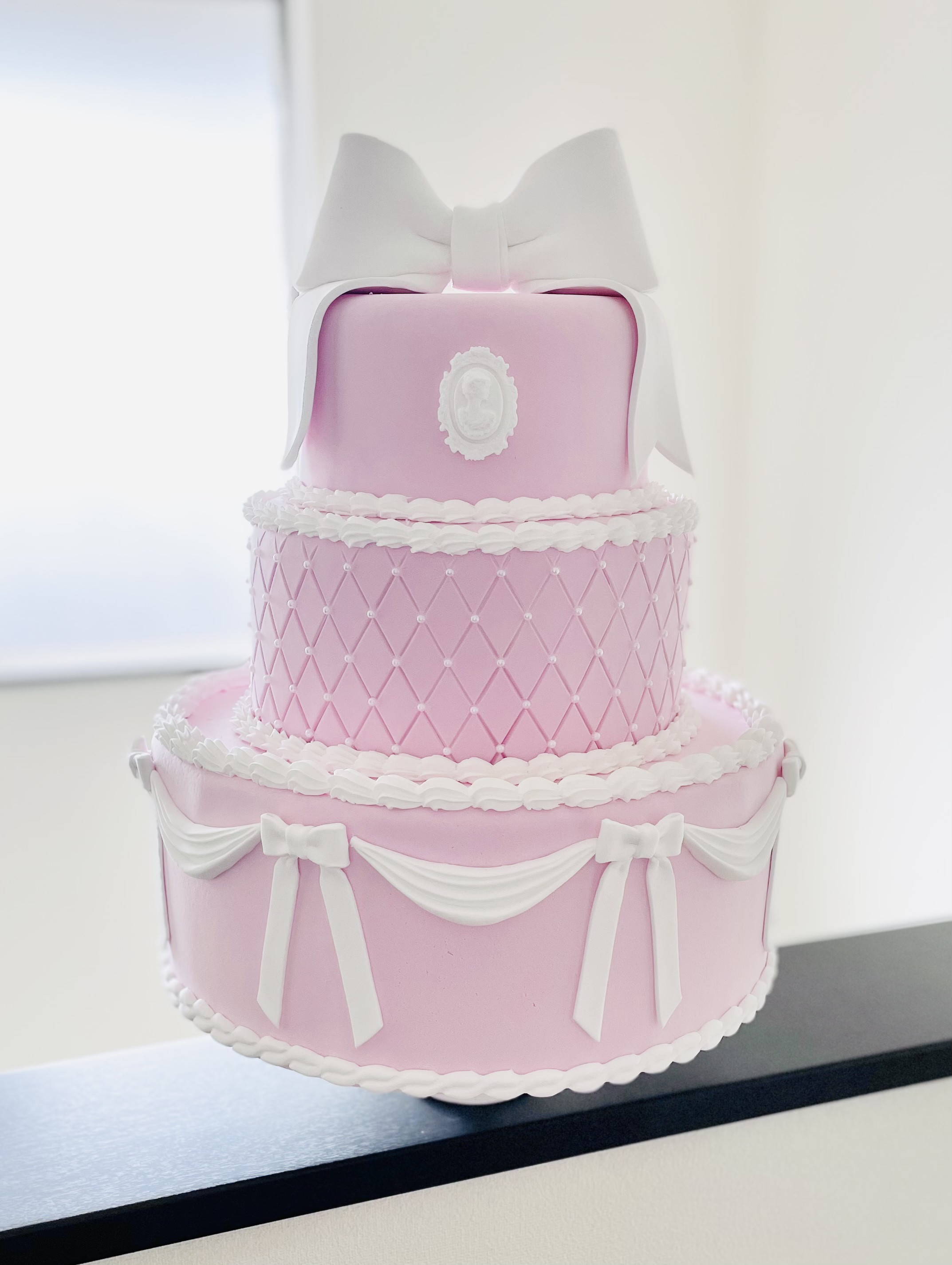 ドレープリボンの大きなクレイケーキ✳︎32cm＊ピンク＊色変更可＊イミテーションケーキ