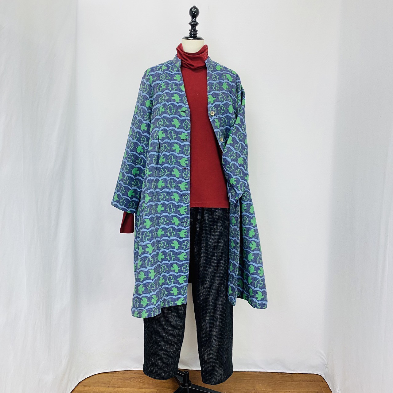 【ジャガード織り】タックのコート 北欧風 鳥と雲 富士吉田 Vネック 長袖 膝丈 羽織り 綿ウール 天然素材 ミセス