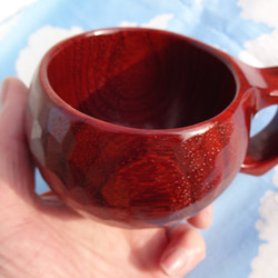 由一整塊紅木雕刻而成的咖啡杯。 第18張的照片