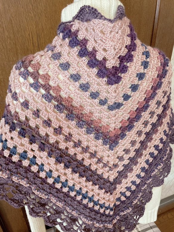 スモーキーピンクと紫のグラデーションが綺麗な大判三角ショール 3枚目の画像