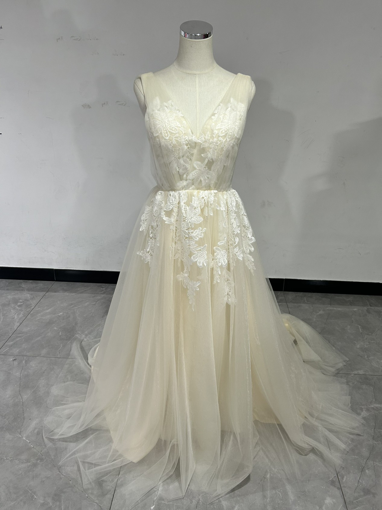 送料無料！ 憧れのドレス  上品レース  花モチーフ カラードレス    華やかなトレーン 結婚式 花嫁