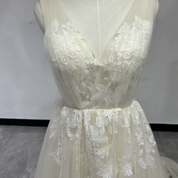 送料無料！ 憧れのドレス  上品レース  花モチーフ カラードレス    華やかなトレーン 結婚式 花嫁 2枚目の画像