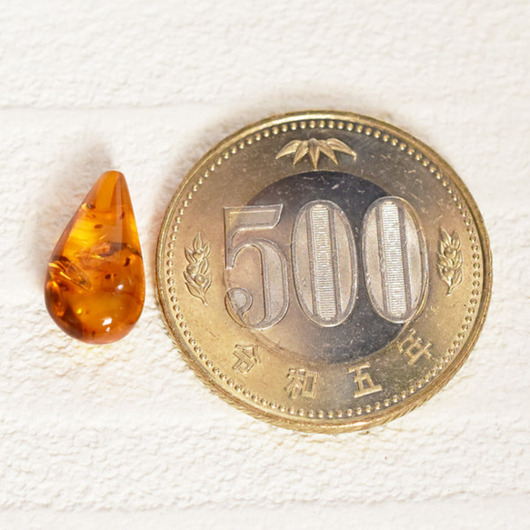 жリトアニア産天然アンバー 琥珀 ドロップ　素材9　1.825ct 7枚目の画像