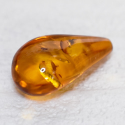 жリトアニア産天然アンバー 琥珀 ドロップ　素材10　2.185ct 2枚目の画像