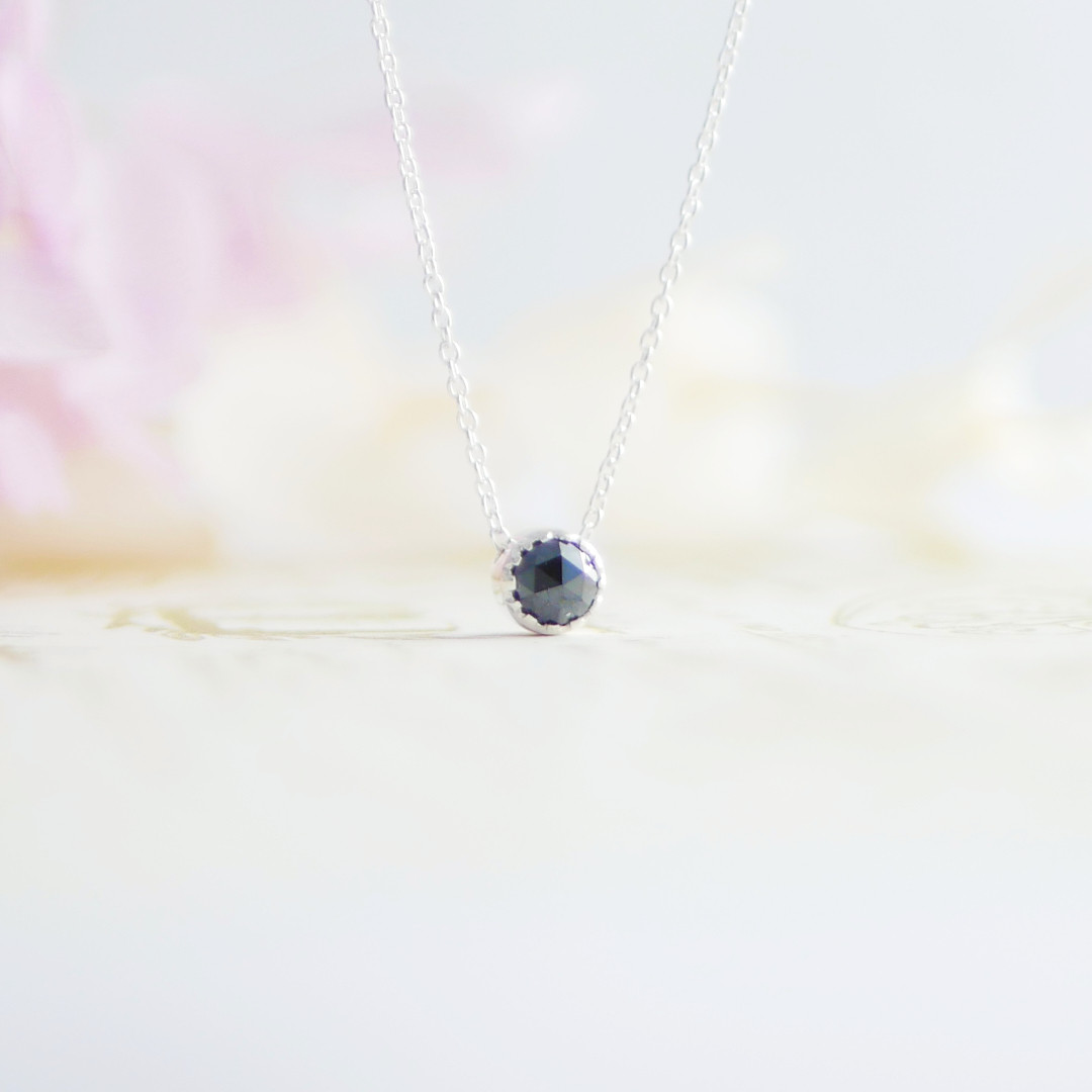 ブラックダイヤモンドのネックレス　　black round shape
