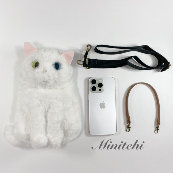 ぬいぐるみみたいな 猫のスマホポシェット　ホルダー　白ねこ　猫雑貨　猫グッズ　リアル　スマホショルダー　スマホホルダー　 1枚目の画像