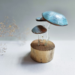 ガラスのキノコ 置物 オブジェ 水色メタル3本 立体・オブジェ スタジオ