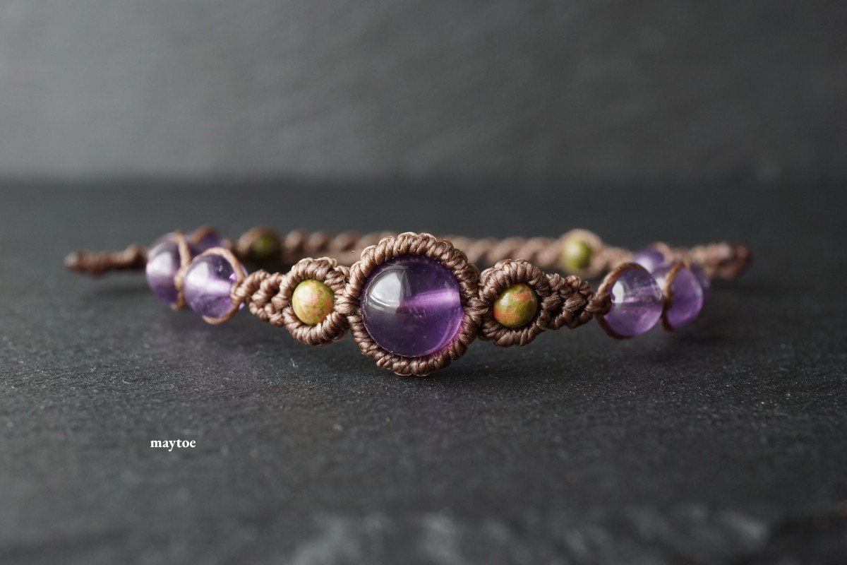 アメジストを9粒使用したマクラメブレスレット＜金属フリー＞