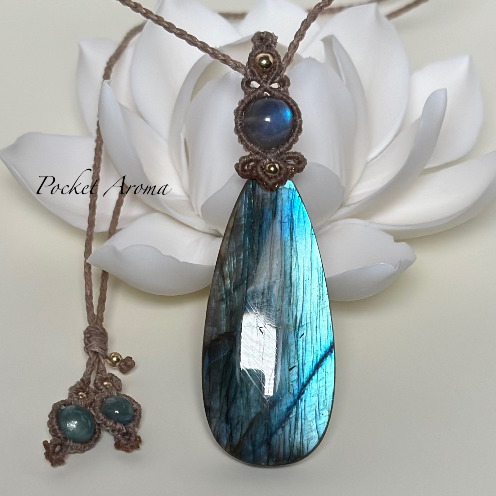 『遥翠』とても大きなラブラドライトのマクラメペンダント