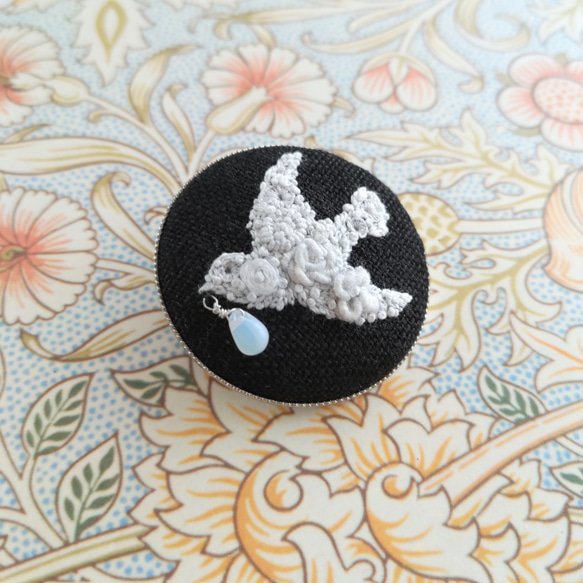 刺繍ブローチ『white flower pigeon』～バチカン付き 3枚目の画像
