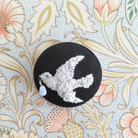 刺繍ブローチ『white flower pigeon』～バチカン付き 5枚目の画像