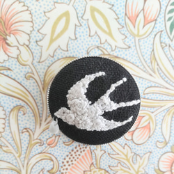 刺繍ブローチ『white flower swallow』～バチカン付き 5枚目の画像