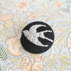 刺繍ブローチ『white flower swallow』～バチカン付き 2枚目の画像