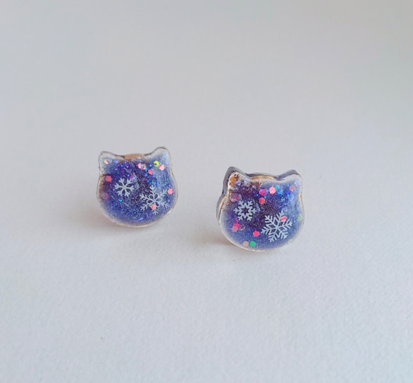 【送料無料】レジン　猫　冬　雪　一粒　シンプル　ピアス　イヤリング 1枚目の画像