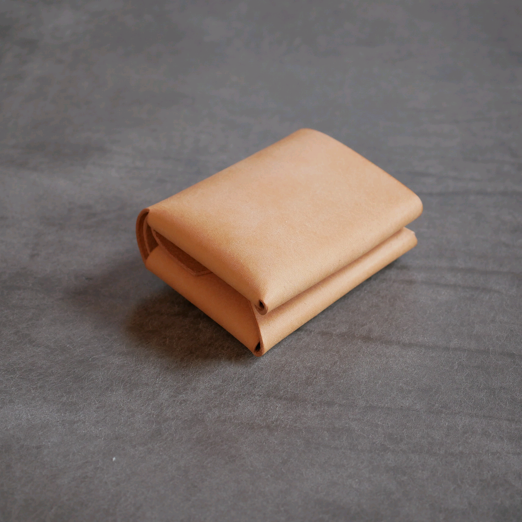 イタリアンレザーで作った【コンパクトな二つ折り！レザーミニウォレット：naturale】二つ折り財布 メンズ レディース