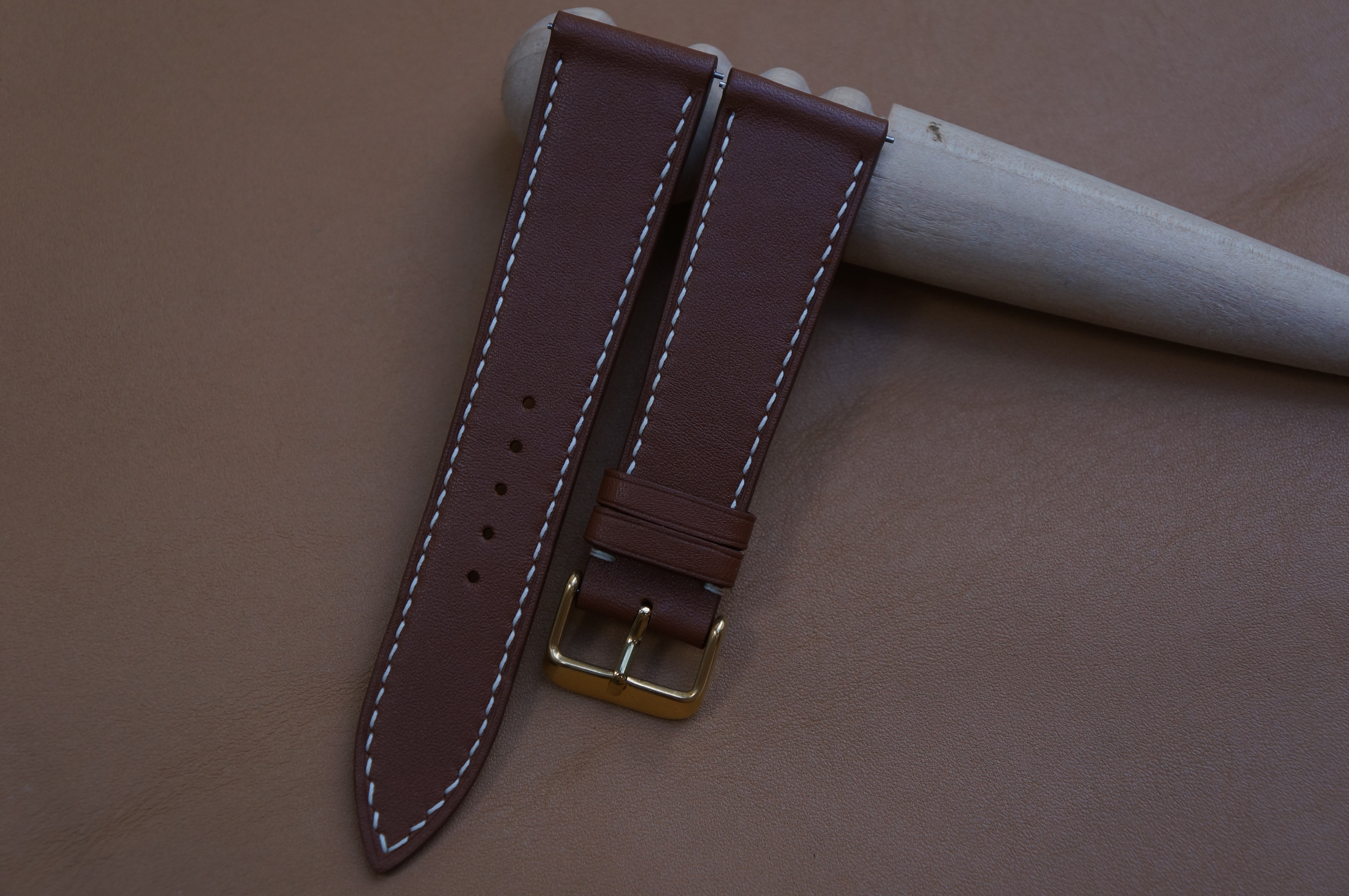 茶色のイタリア輸入牛革時計ストラップ、あらゆる種類の時計に適しています (送料無料)